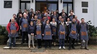 Parte del grupo de degustadores con los organizadores.